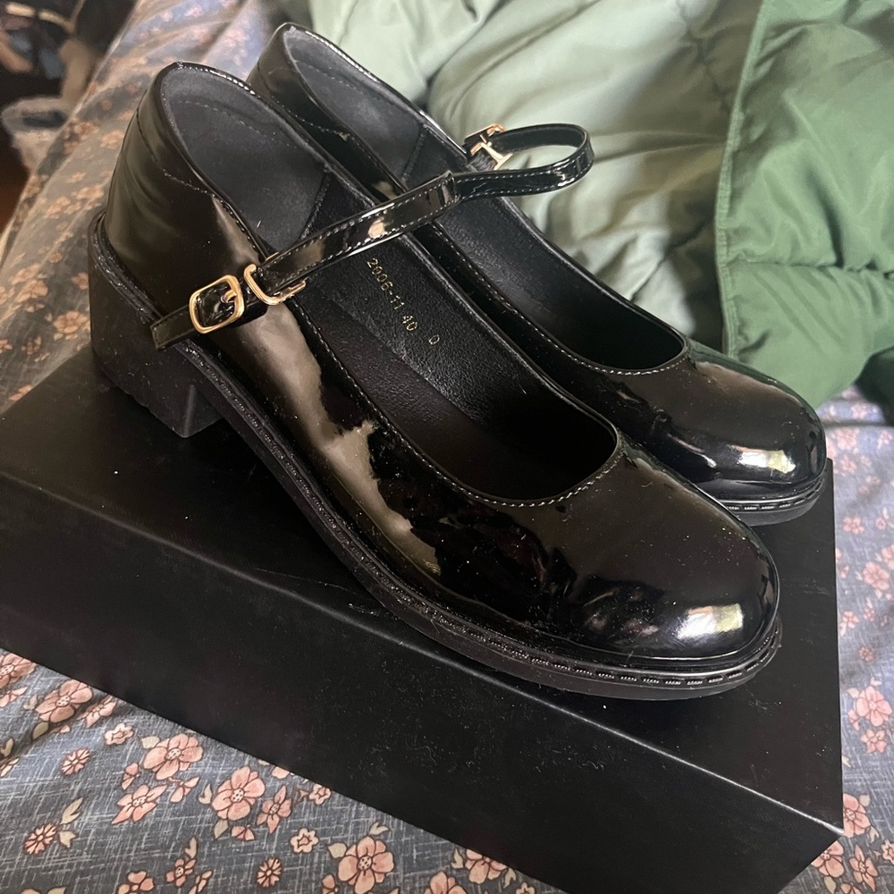 Black heeled shoes